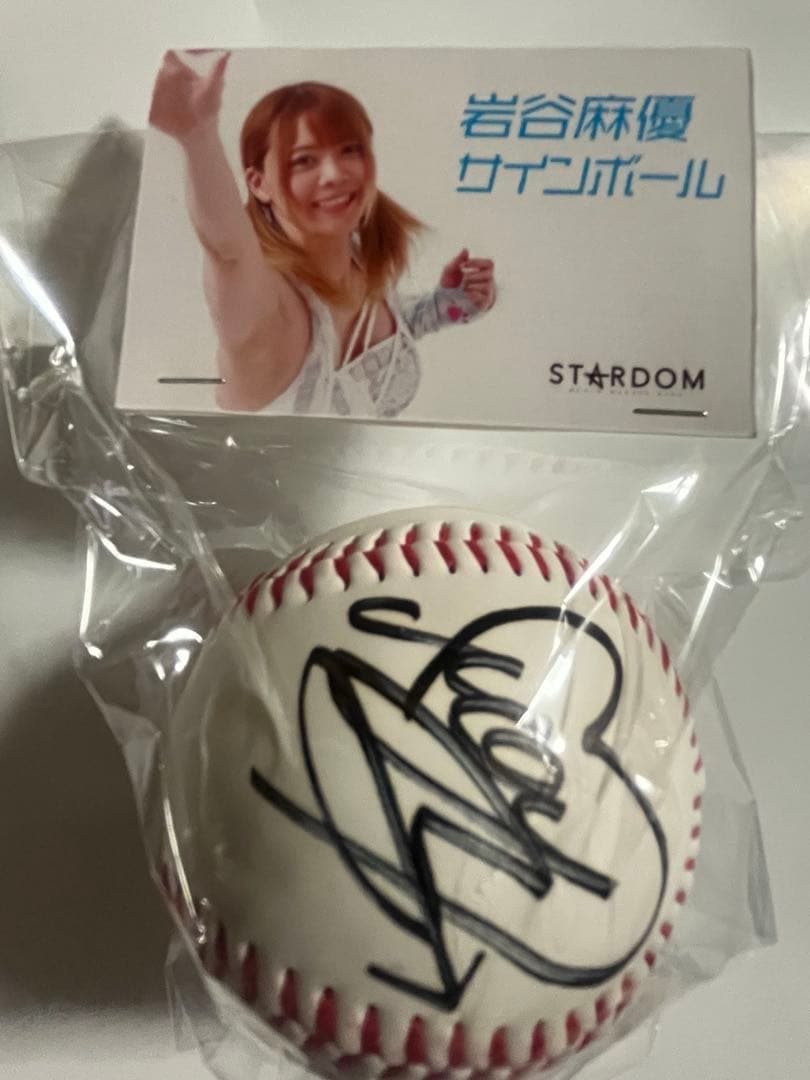 スターダム 岩谷麻優選手 直筆サインボール未開封 トレカ2枚つき