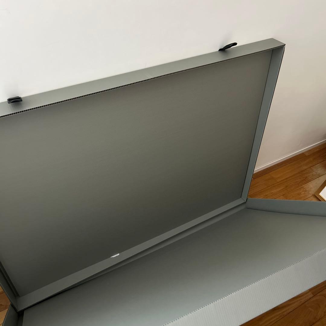 グレーの折りたたみ作品収納ケース