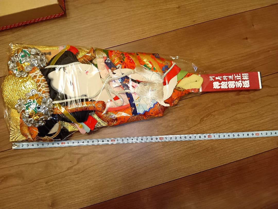 伝統的な羽子板２セット　羽子板立て付き【高さ約52cmと約56cm】
