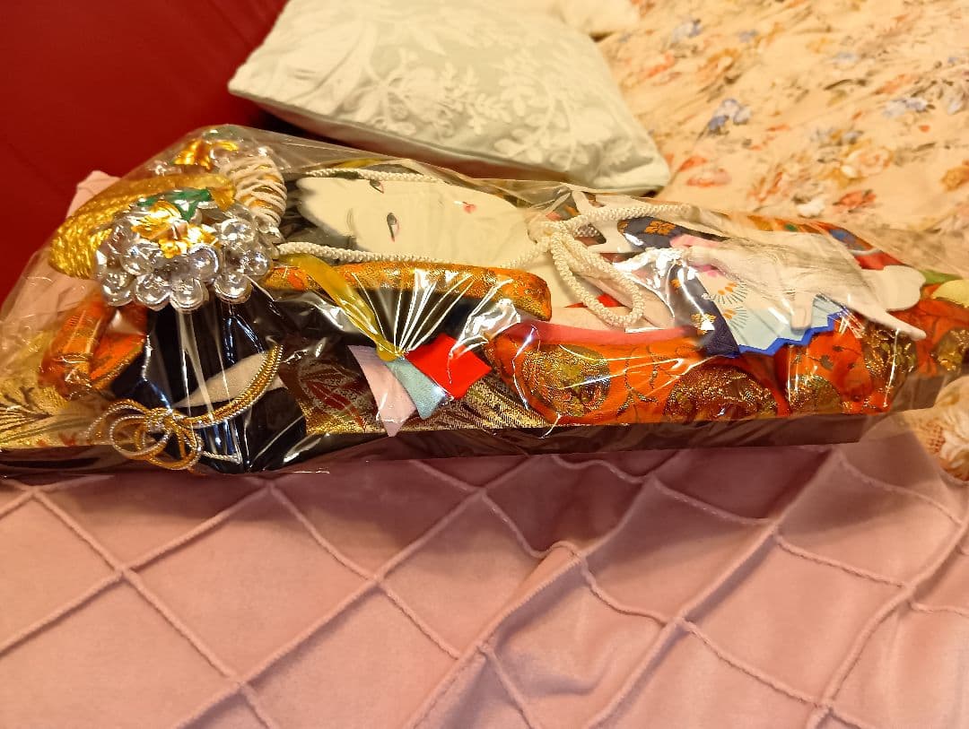 伝統的な羽子板２セット　羽子板立て付き【高さ約52cmと約56cm】