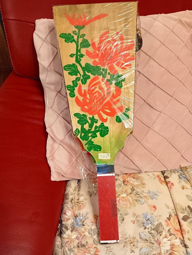 伝統的な羽子板２セット　羽子板立て付き【高さ約52cmと約56cm】