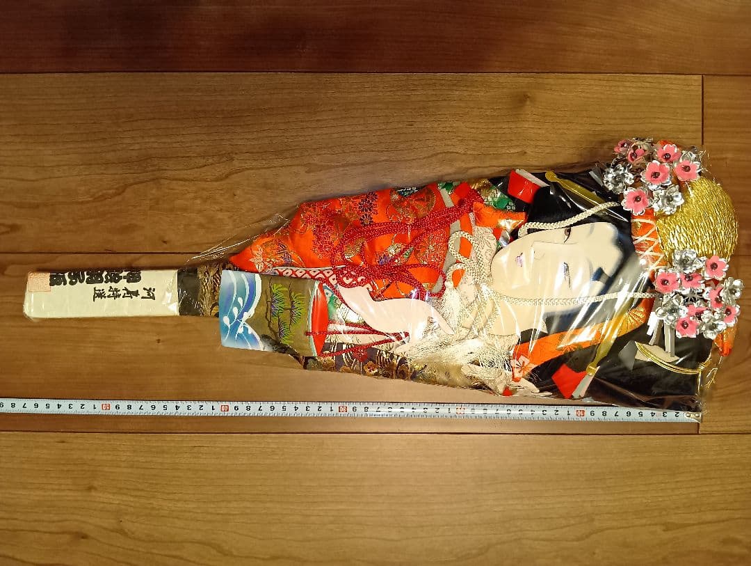 伝統的な羽子板２セット　羽子板立て付き【高さ約52cmと約56cm】