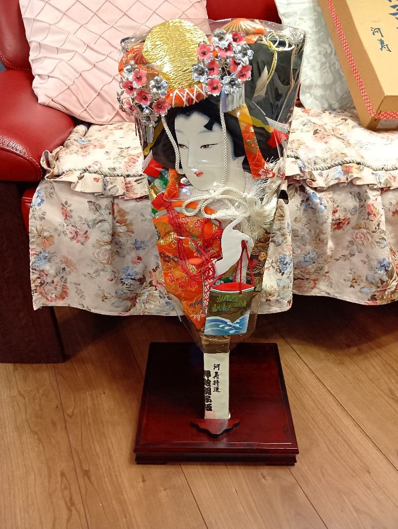 伝統的な羽子板２セット　羽子板立て付き【高さ約52cmと約56cm】