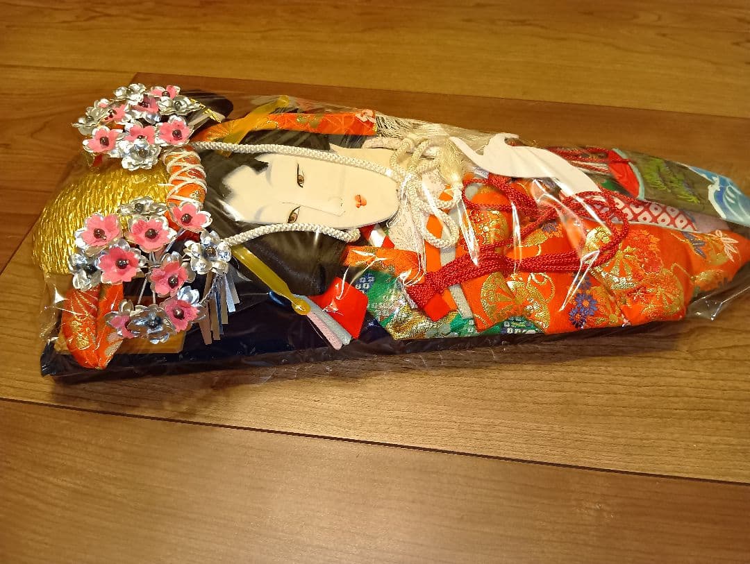 伝統的な羽子板２セット　羽子板立て付き【高さ約52cmと約56cm】