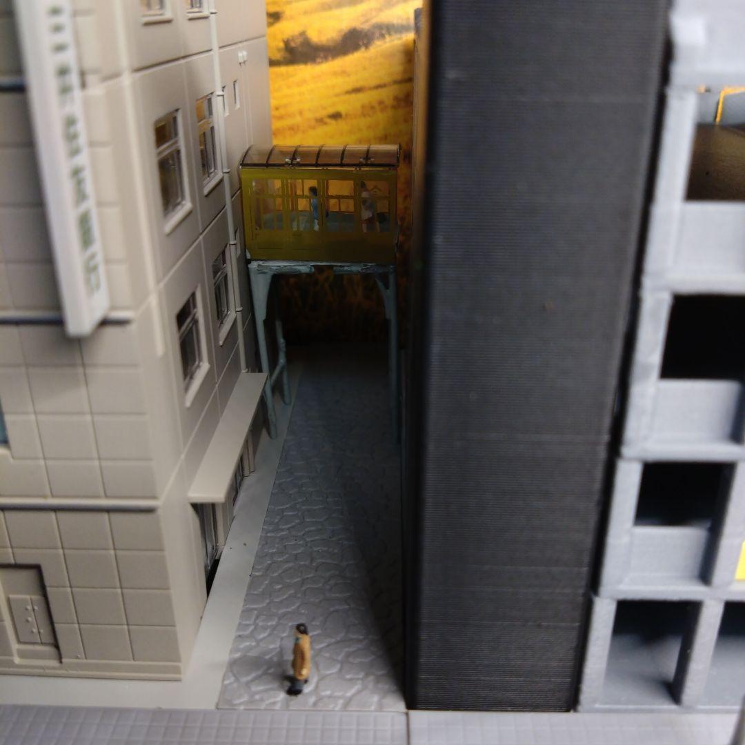 Nゲージ テナントビルと併設駐車場ミニジオラマ - メルカリ