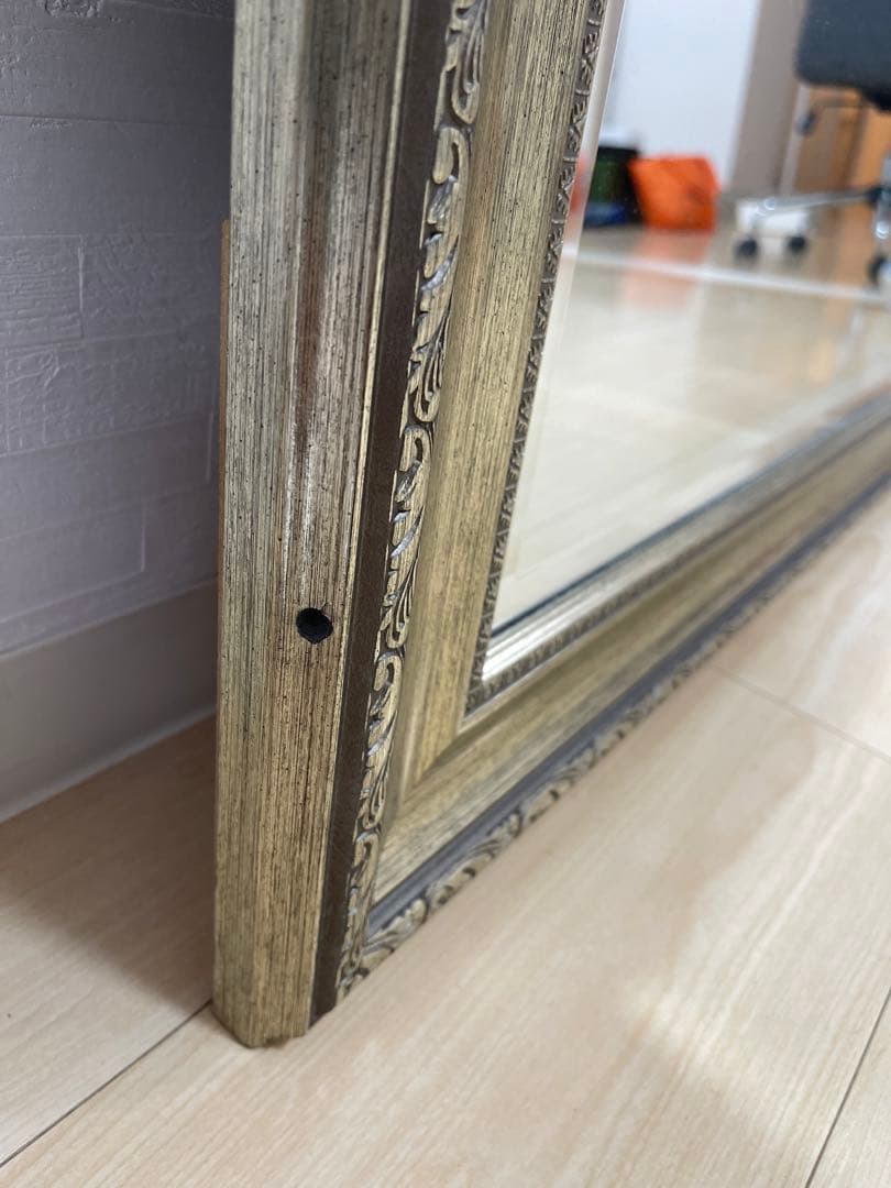 ビンテージ感溢れるゴールドフレームの鏡