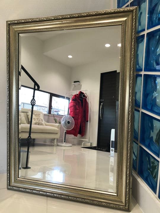 ビンテージ感溢れるゴールドフレームの鏡