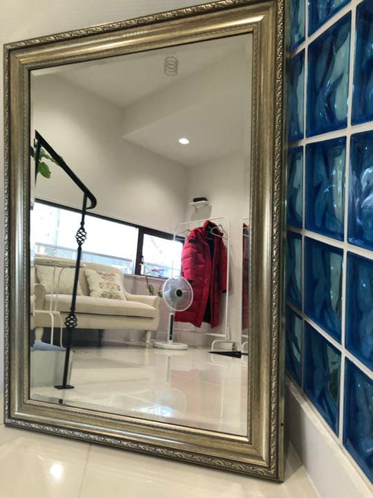 ビンテージ感溢れるゴールドフレームの鏡