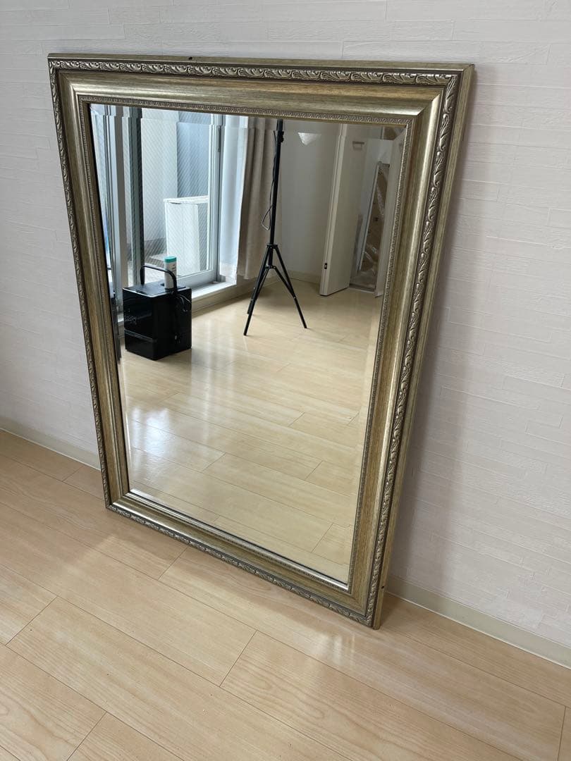 ビンテージ感溢れるゴールドフレームの鏡