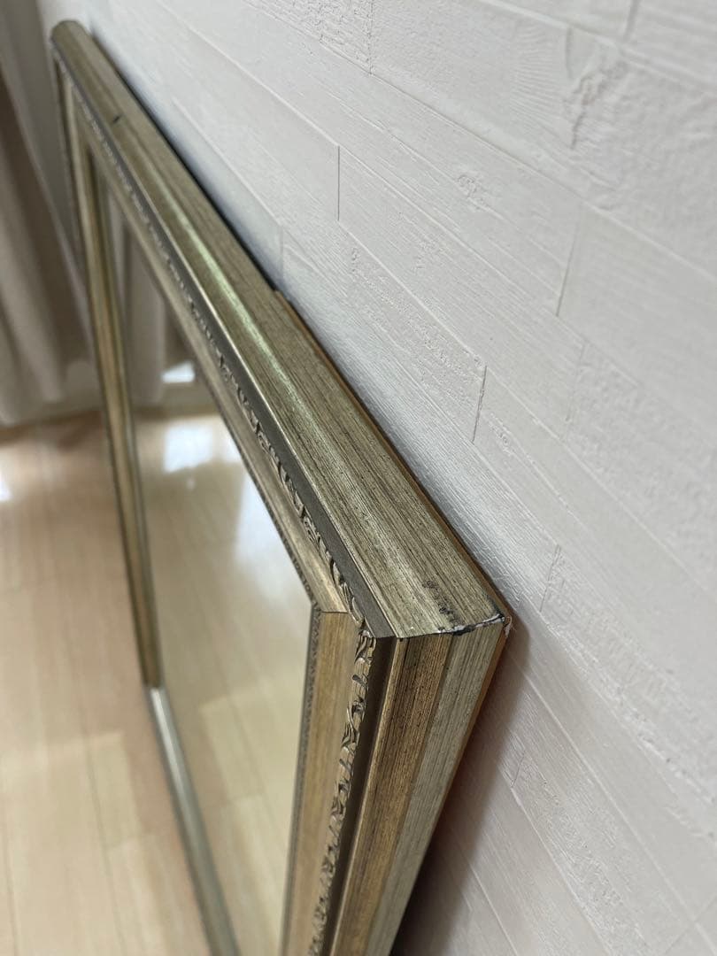 ビンテージ感溢れるゴールドフレームの鏡