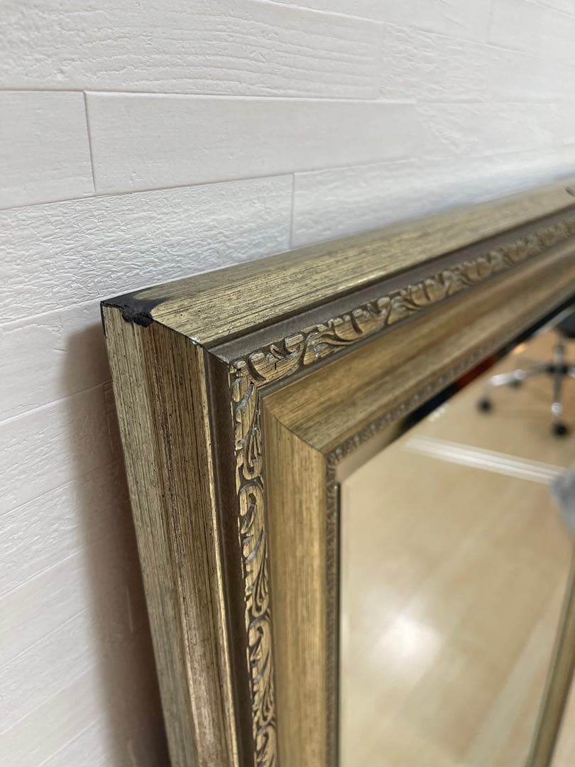 ビンテージ感溢れるゴールドフレームの鏡