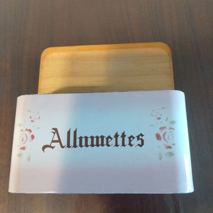 イマン⭐︎ アルメット缶 キャニスター ⭐︎ステンシルローズ 可愛いです。