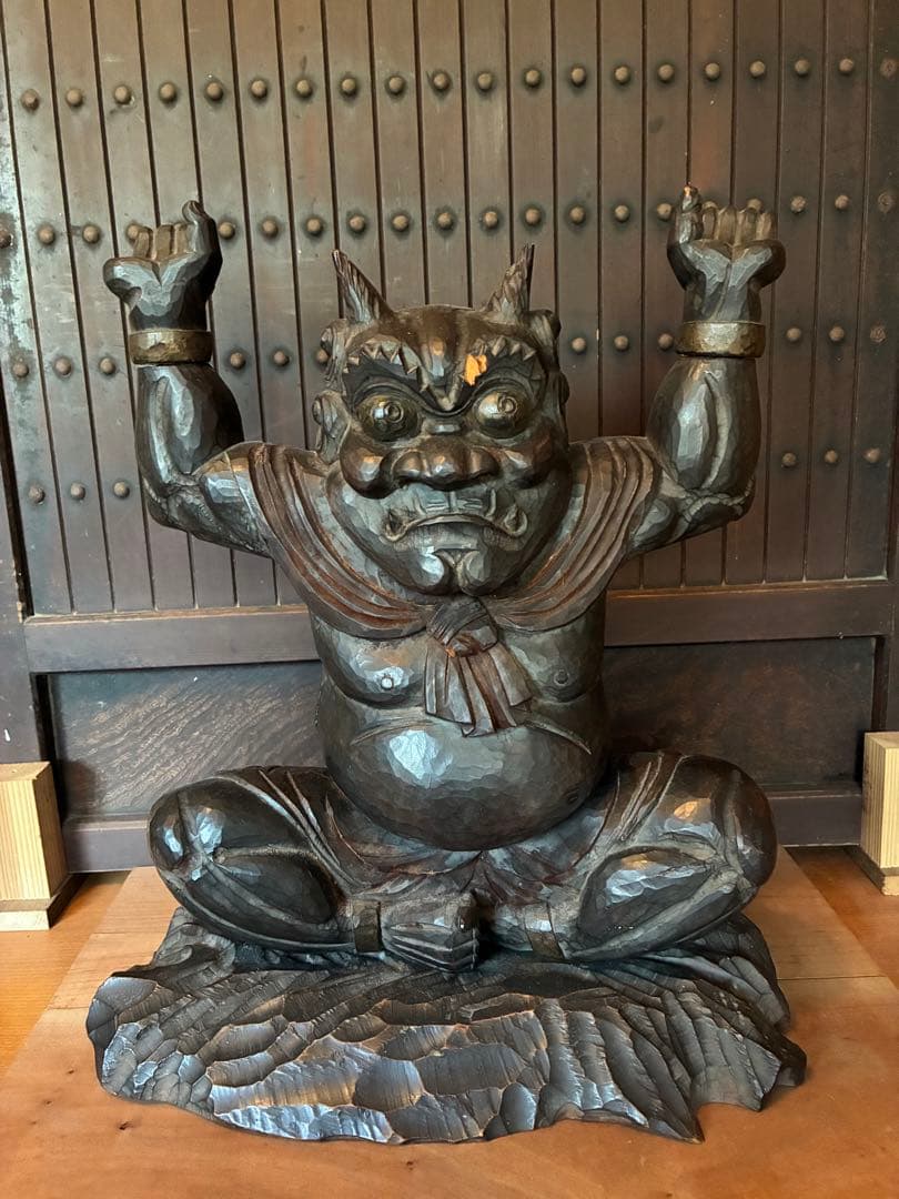 漆黒の鬼の軸受け　黒漆が塗布された鬼 掛け軸　ノミでザクザク彫られた鬼