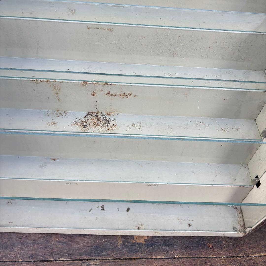 昭和レトロ スチール製 ガラス仕切り 階段型本棚 店舗什器 ショーケース 5段