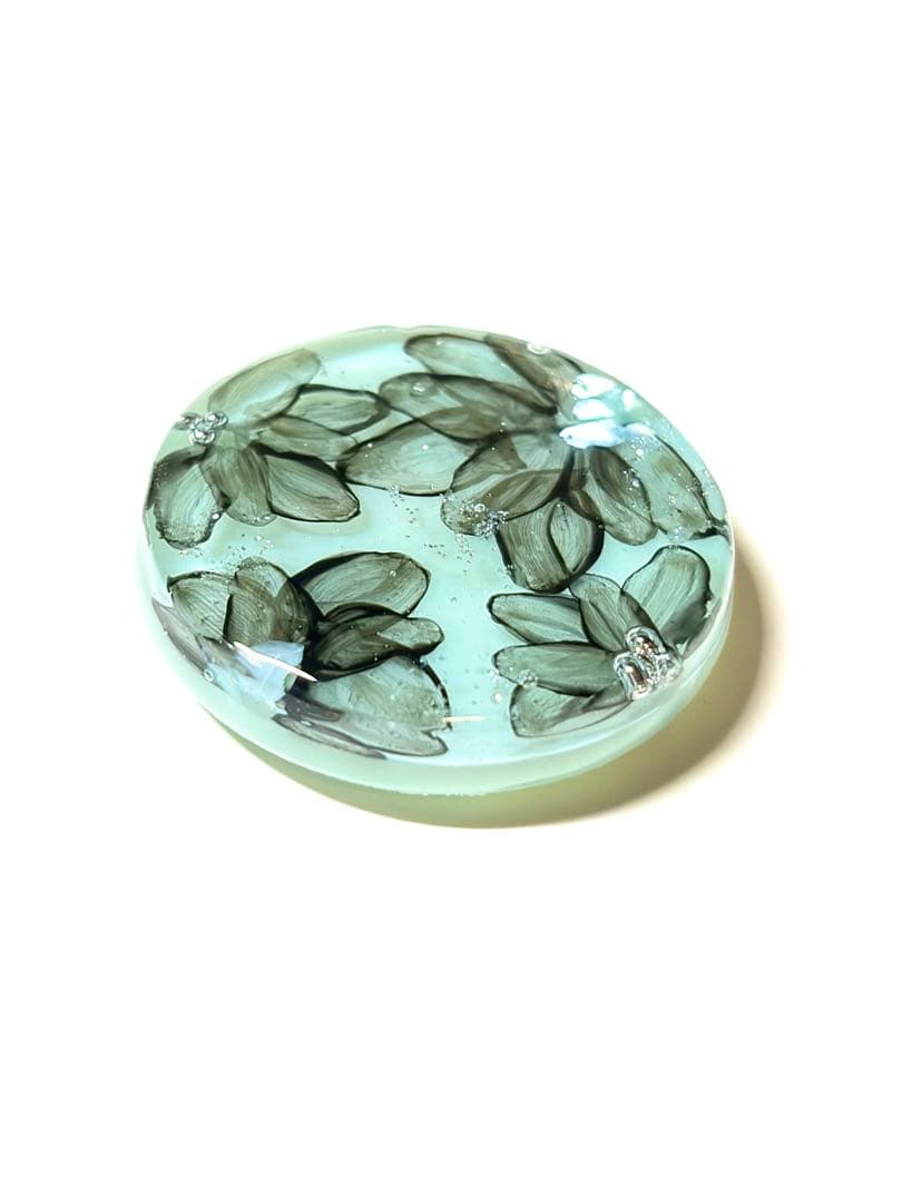 NO.2178孤高の花 手書き レジンヘアゴム ブローチ ポニーフック - メルカリ