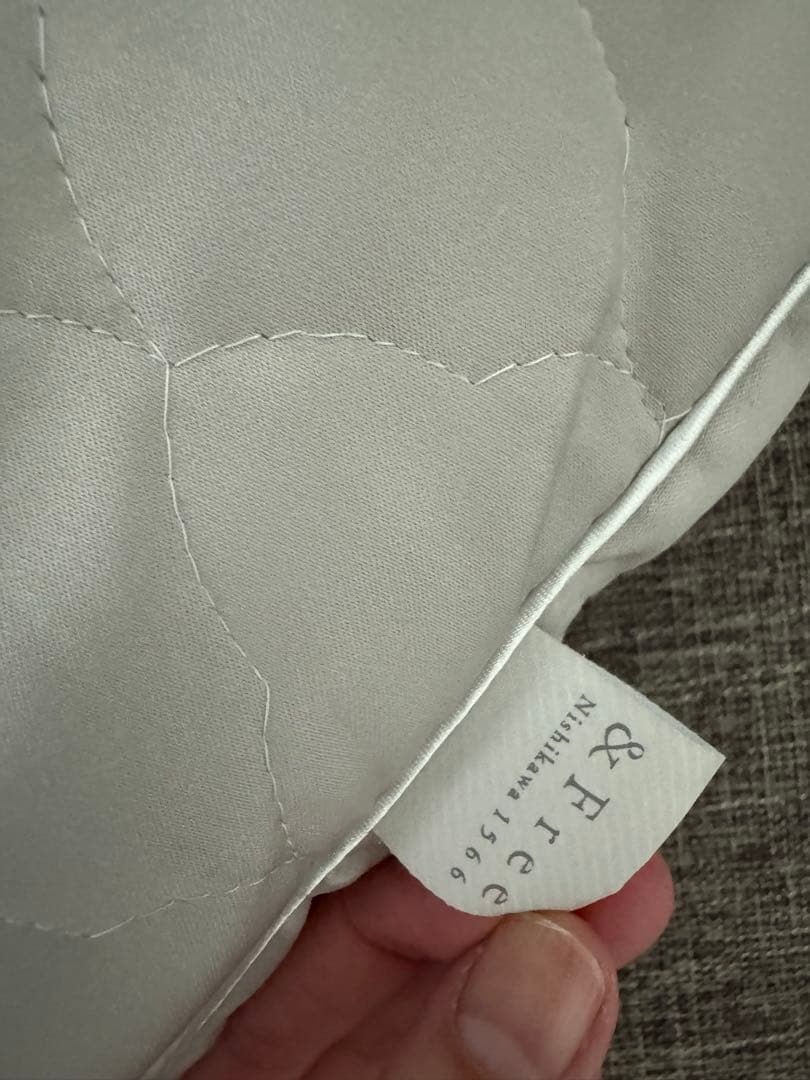 西川枕　&free 未使用ミニ備長炭パイプ付