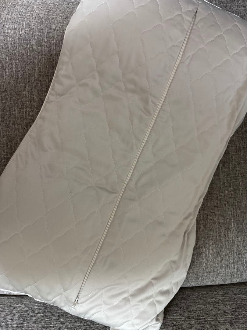 西川枕　&free 未使用ミニ備長炭パイプ付