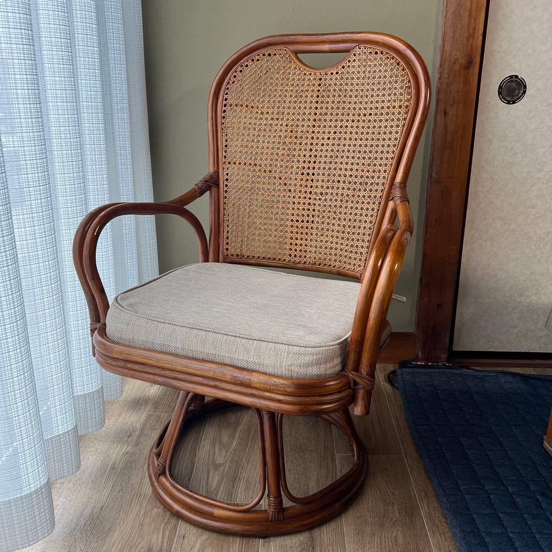 送料無料　ラタン回転式チェア 籐 クッション付 インドネシア産 アンティーク