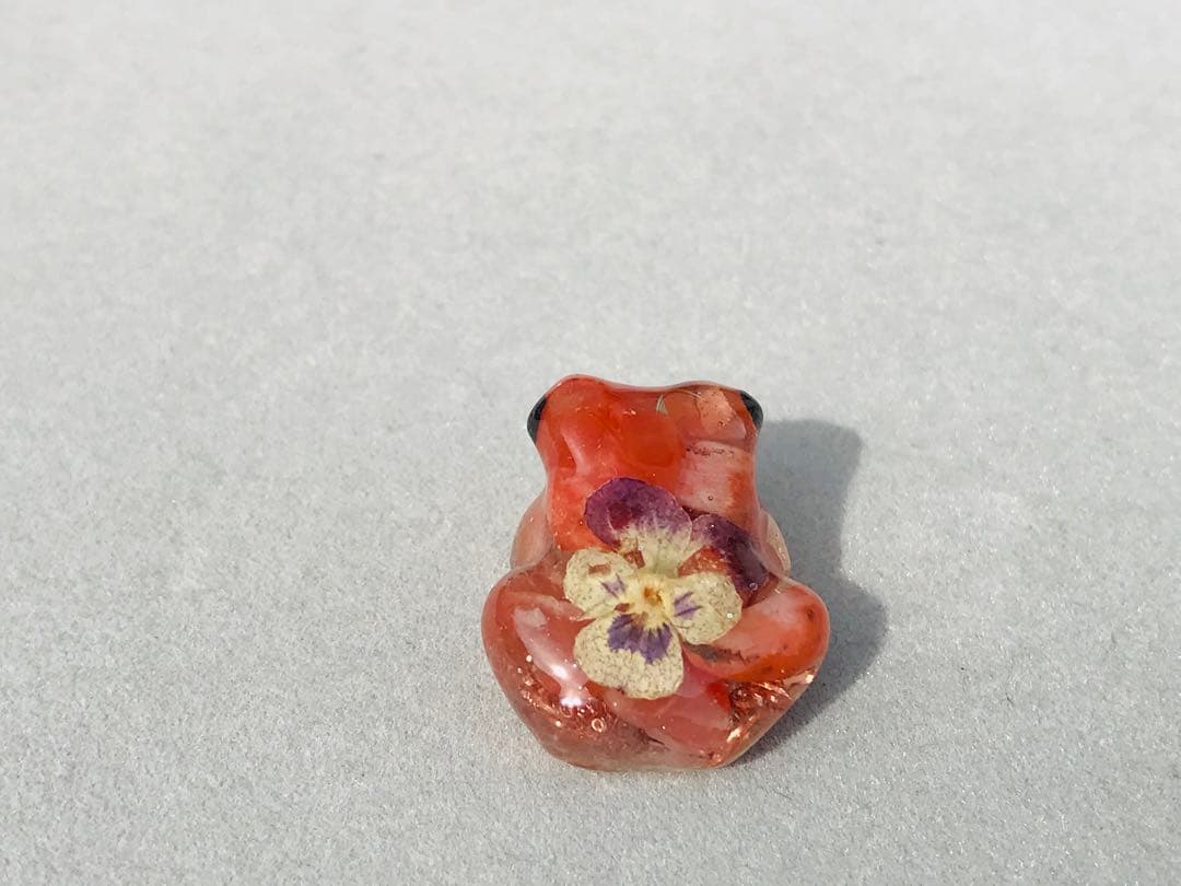 オルゴナイト白蛇の抜け殻入りかえるちゃんNo.46 - メルカリ