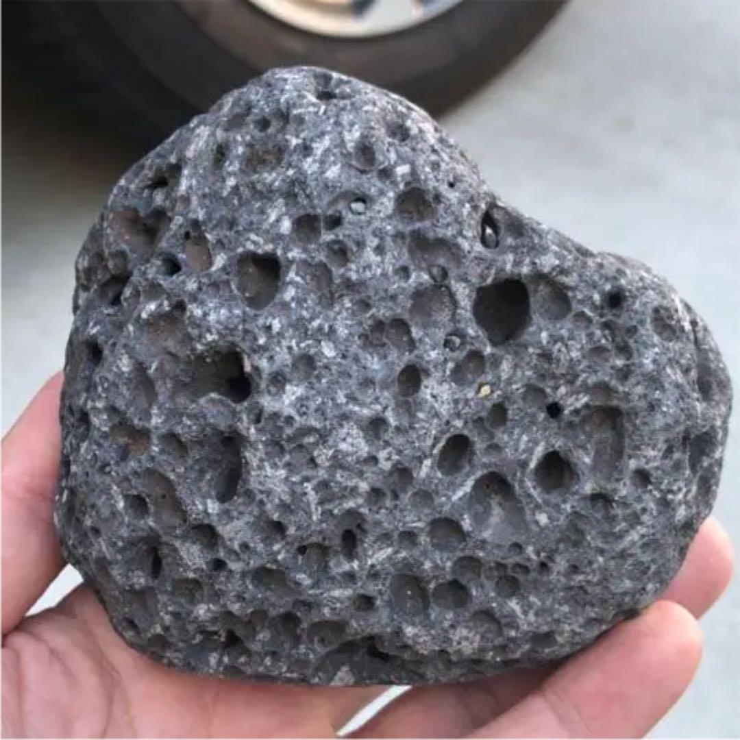 まん丸溶岩石◼️溶岩の穴がボコボコとあいていてかなりステキな雰囲気です。