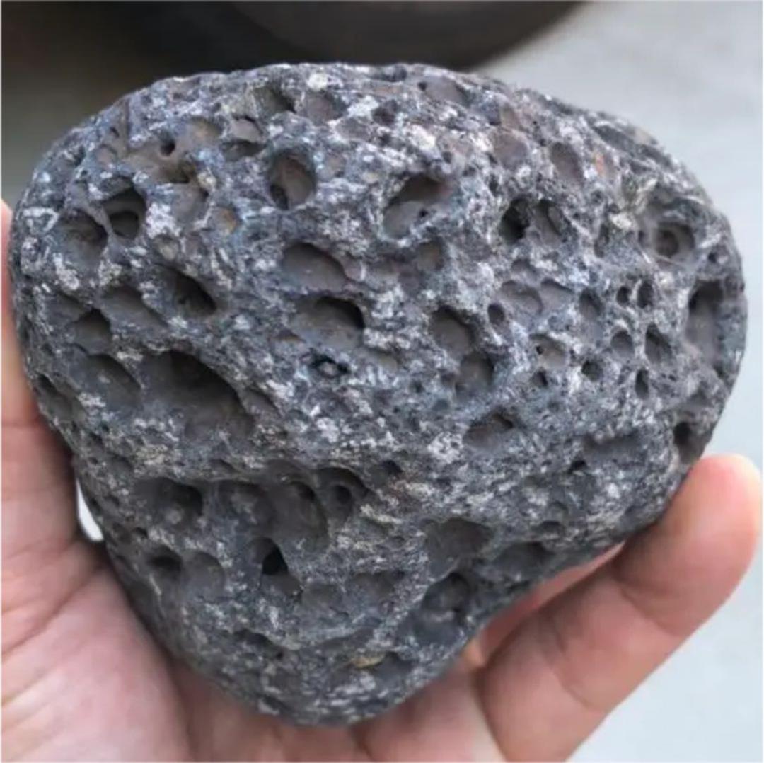 まん丸溶岩石◼️溶岩の穴がボコボコとあいていてかなりステキな雰囲気です。