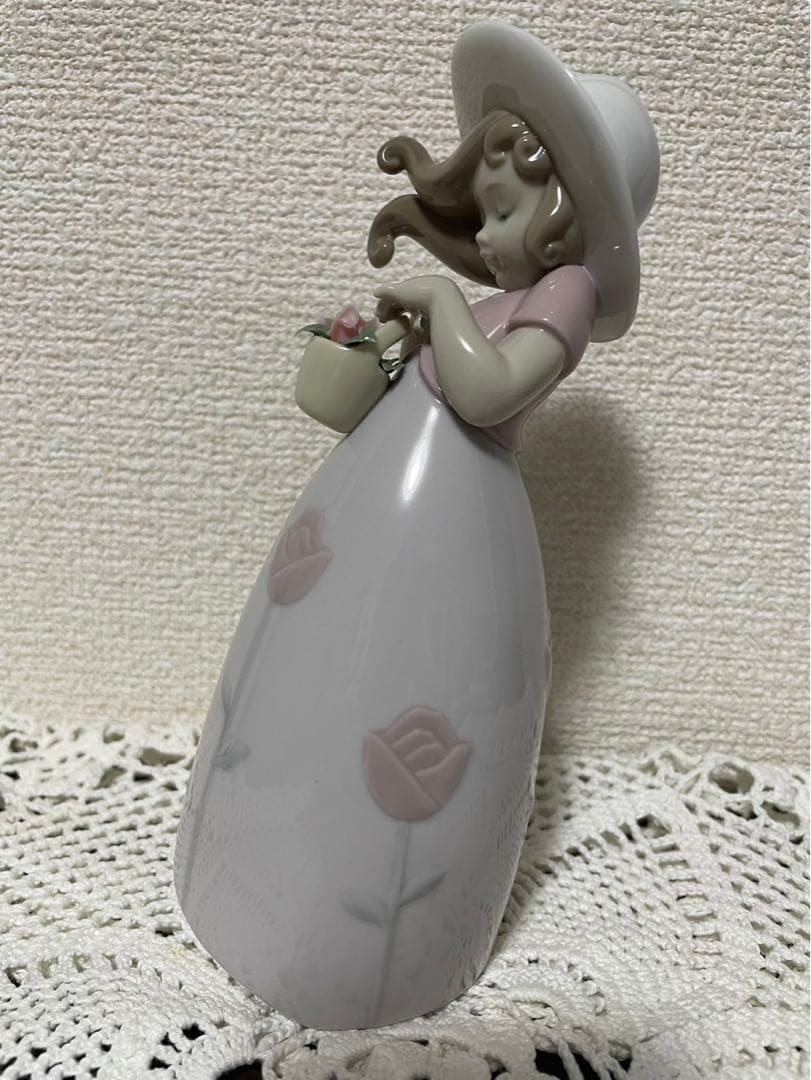 《超美品》リヤドロ　人形『リトルローズ』8042 リヤドロ社純正ボックス付き