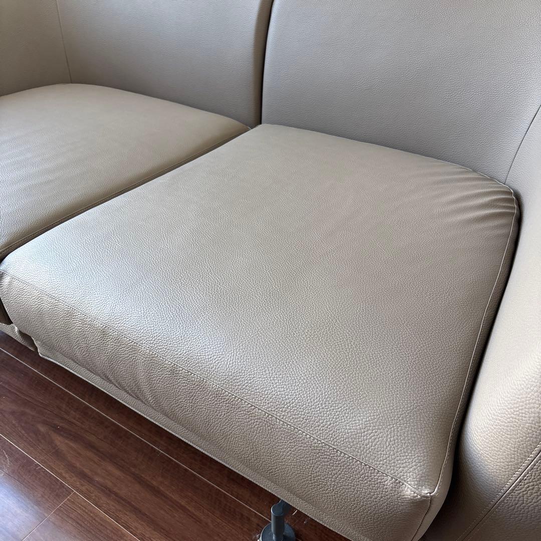 Kartell Betty ベージュ 2人掛けレザーソファ