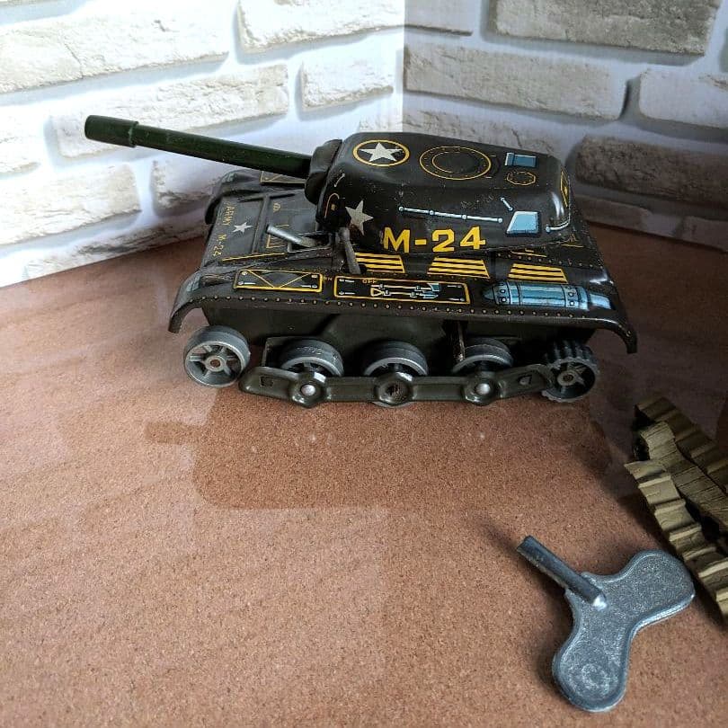 ゼンマイ式ブリキ戦車M-24 TANK 火花出る！ - メルカリ