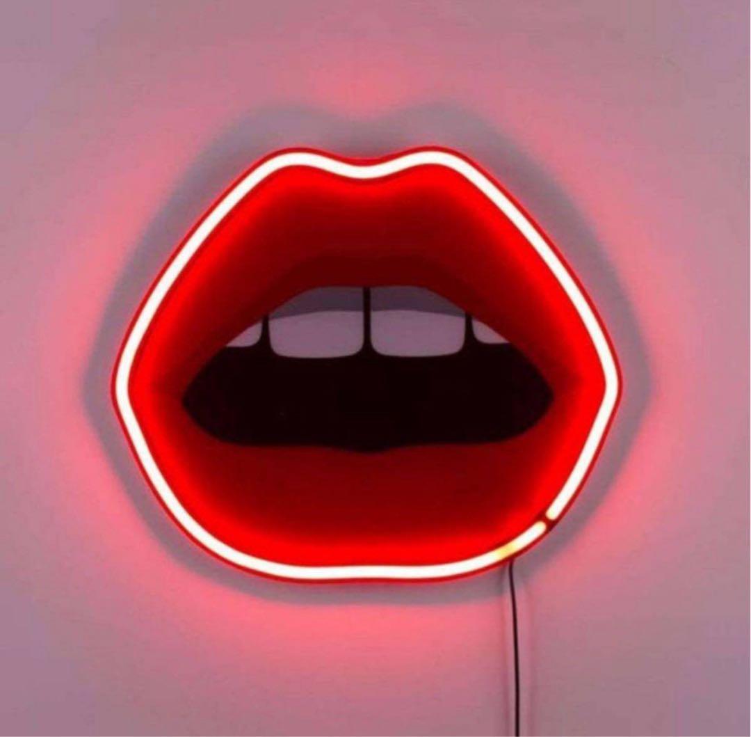 ネオンサイン リップデザイン レッド ガラス製 壁掛け装飾