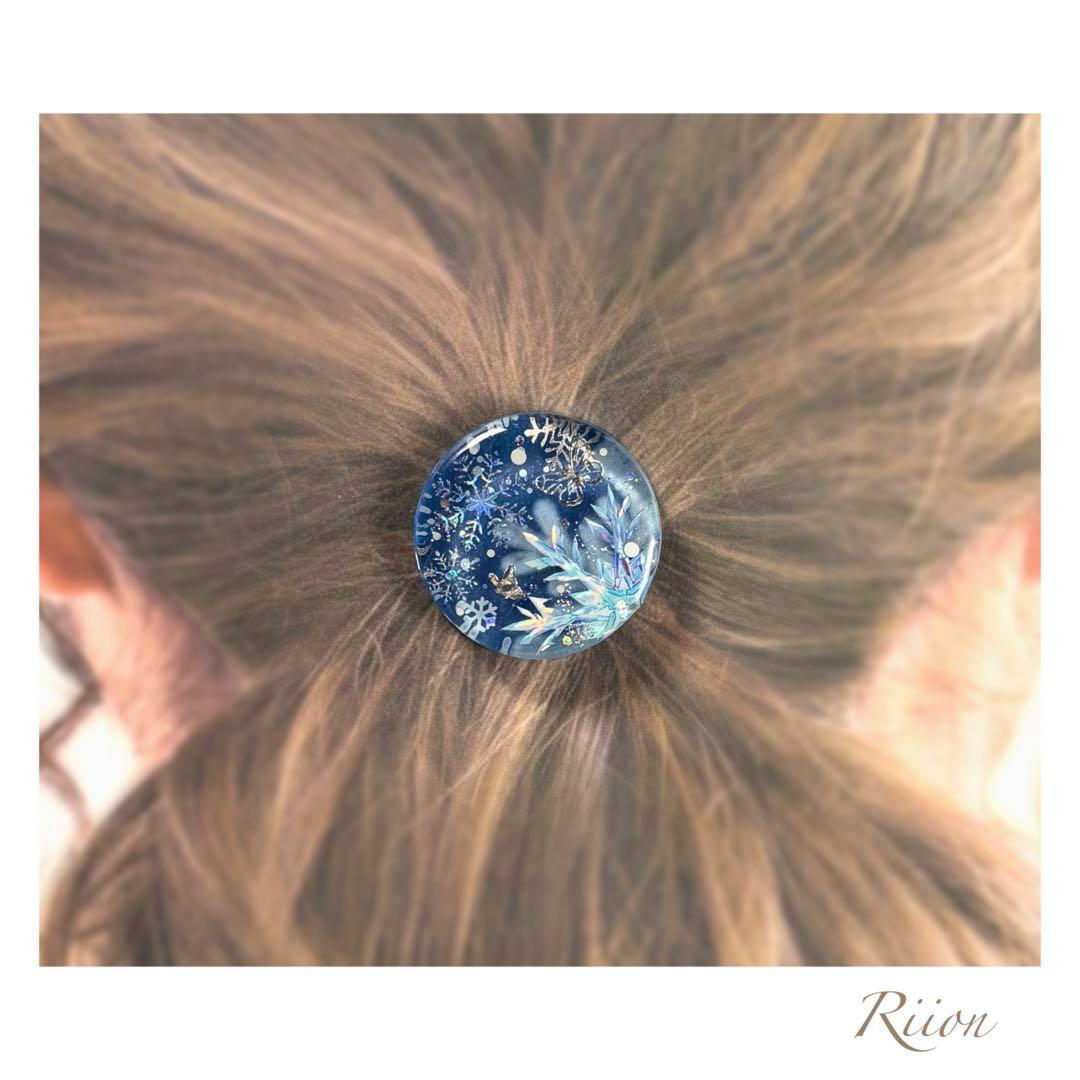 no.1100.*・‪ 蝶々たちと雪景色デザインレジンヘアゴム.*・➁‬