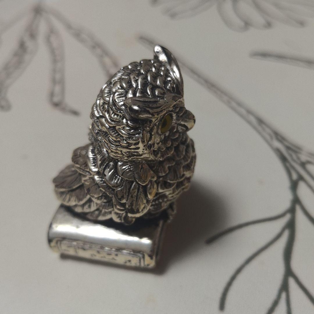 フクロウの金属製置物 本の上に座る
