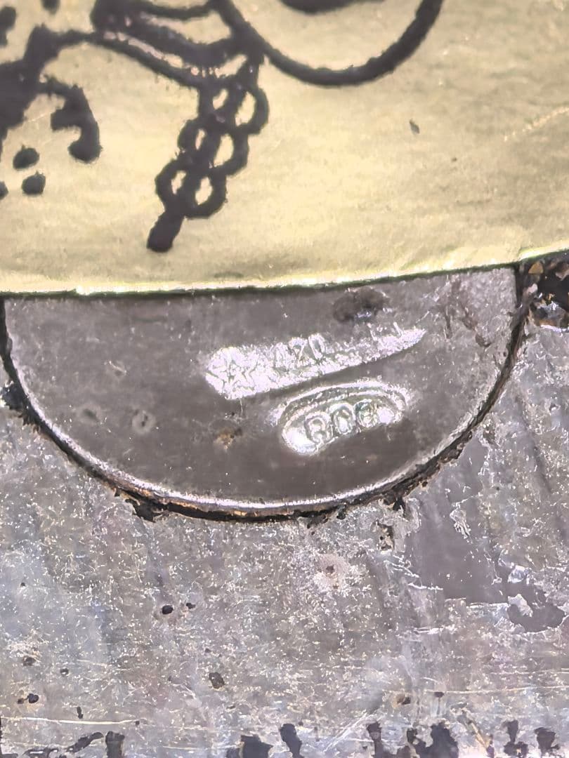 フクロウの金属製置物 本の上に座る