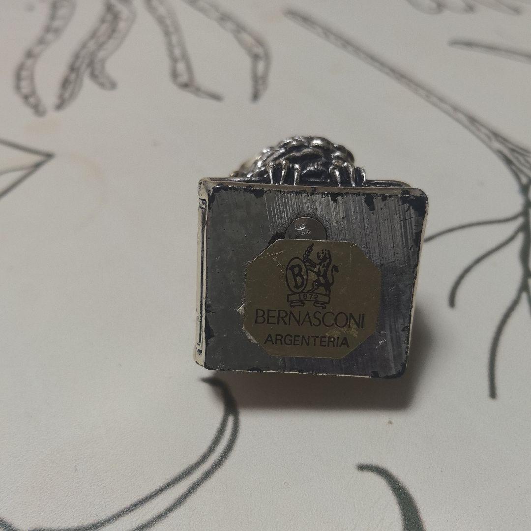 フクロウの金属製置物 本の上に座る