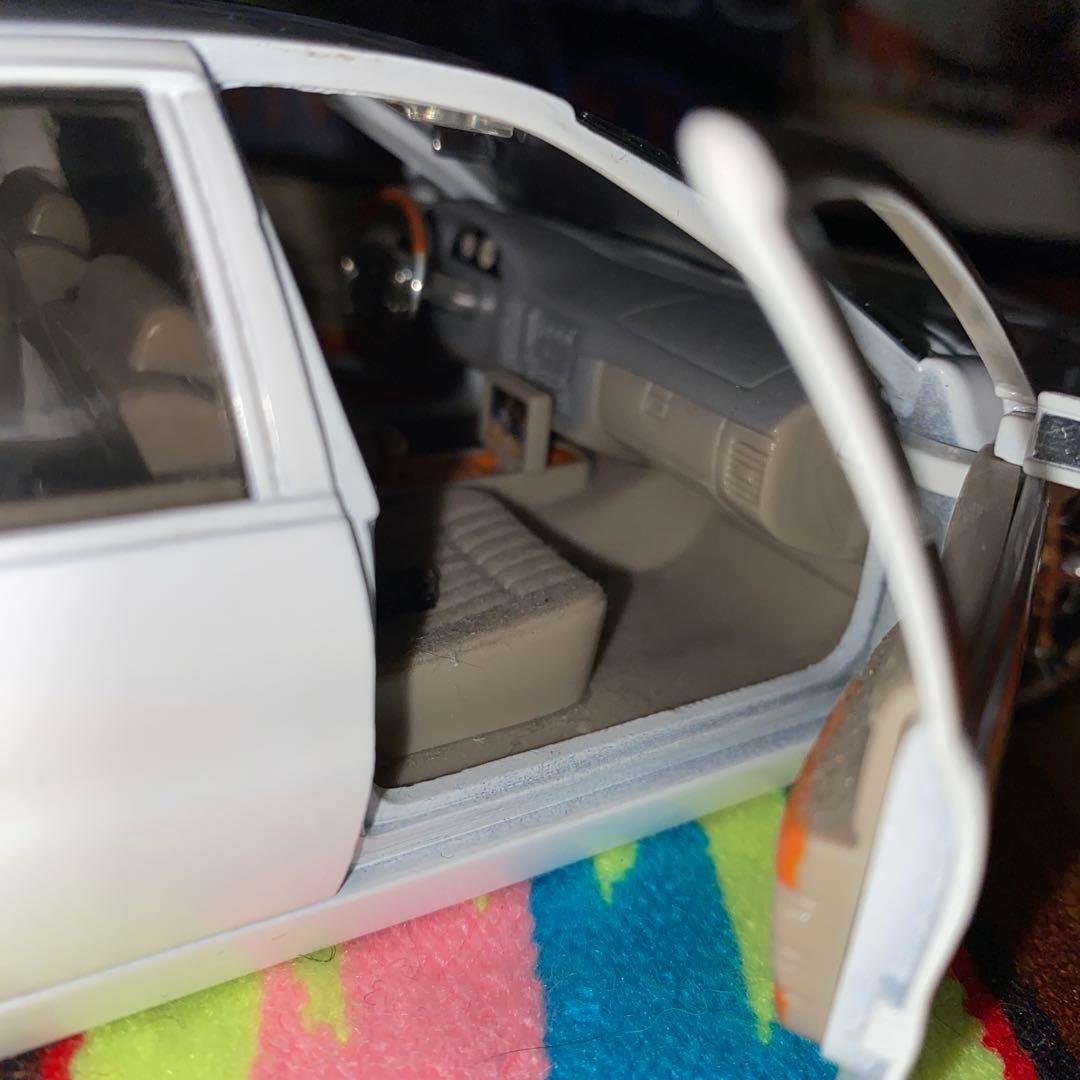 DUBシェビーインパラ　ミニカー　１／２４　色ホワイト