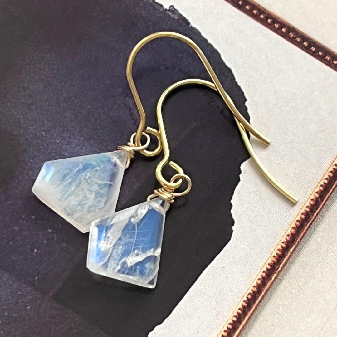 ちか☺︎ 1点作品☆ レインボームーンストーンピアス