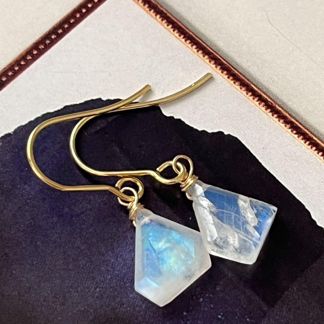 ちか☺︎ 1点作品☆ レインボームーンストーンピアス