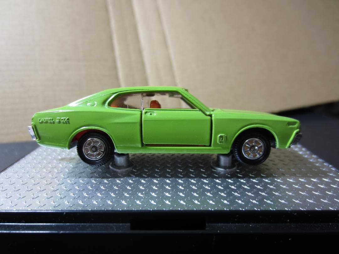 黒箱トミカ／【朱色シート】日産ローレル 2ドアハードトップ【牽引