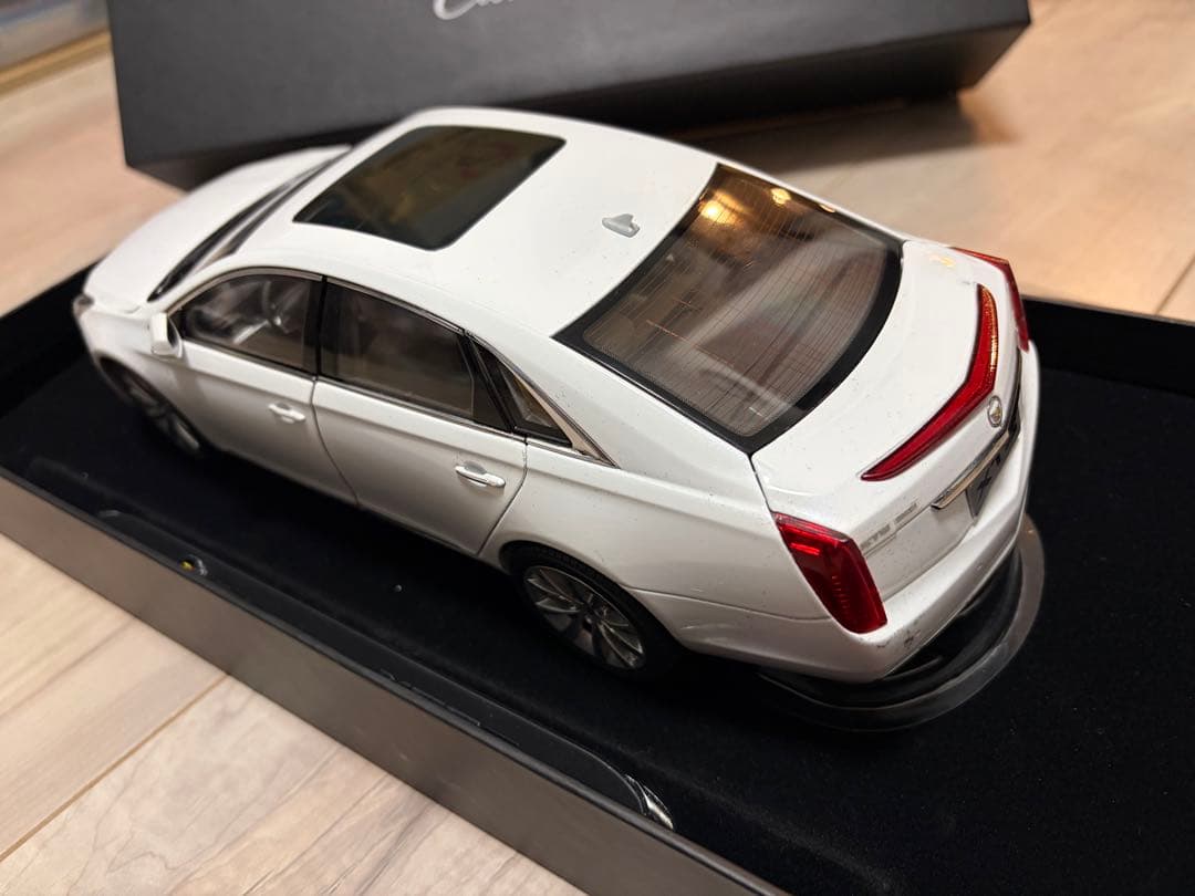 希少】キャデラックXTSホワイト 1/18 モデル - メルカリ