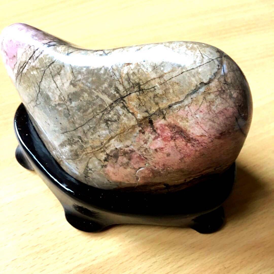 希少ロードナイト磨き原石　(和名:バラ輝石) 美しい天然石　愛をサポート　置物