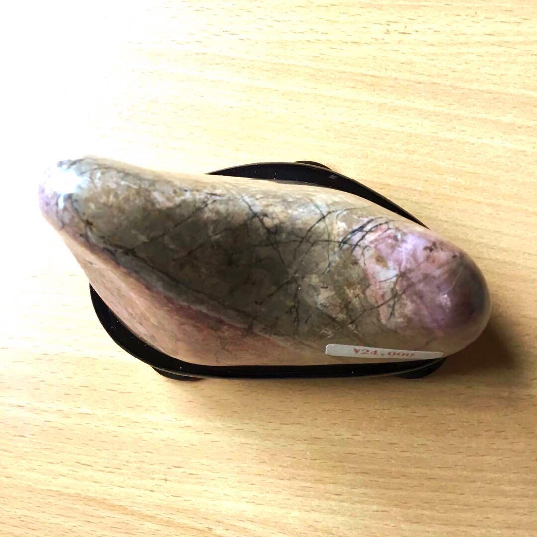 希少ロードナイト磨き原石　(和名:バラ輝石) 美しい天然石　愛をサポート　置物