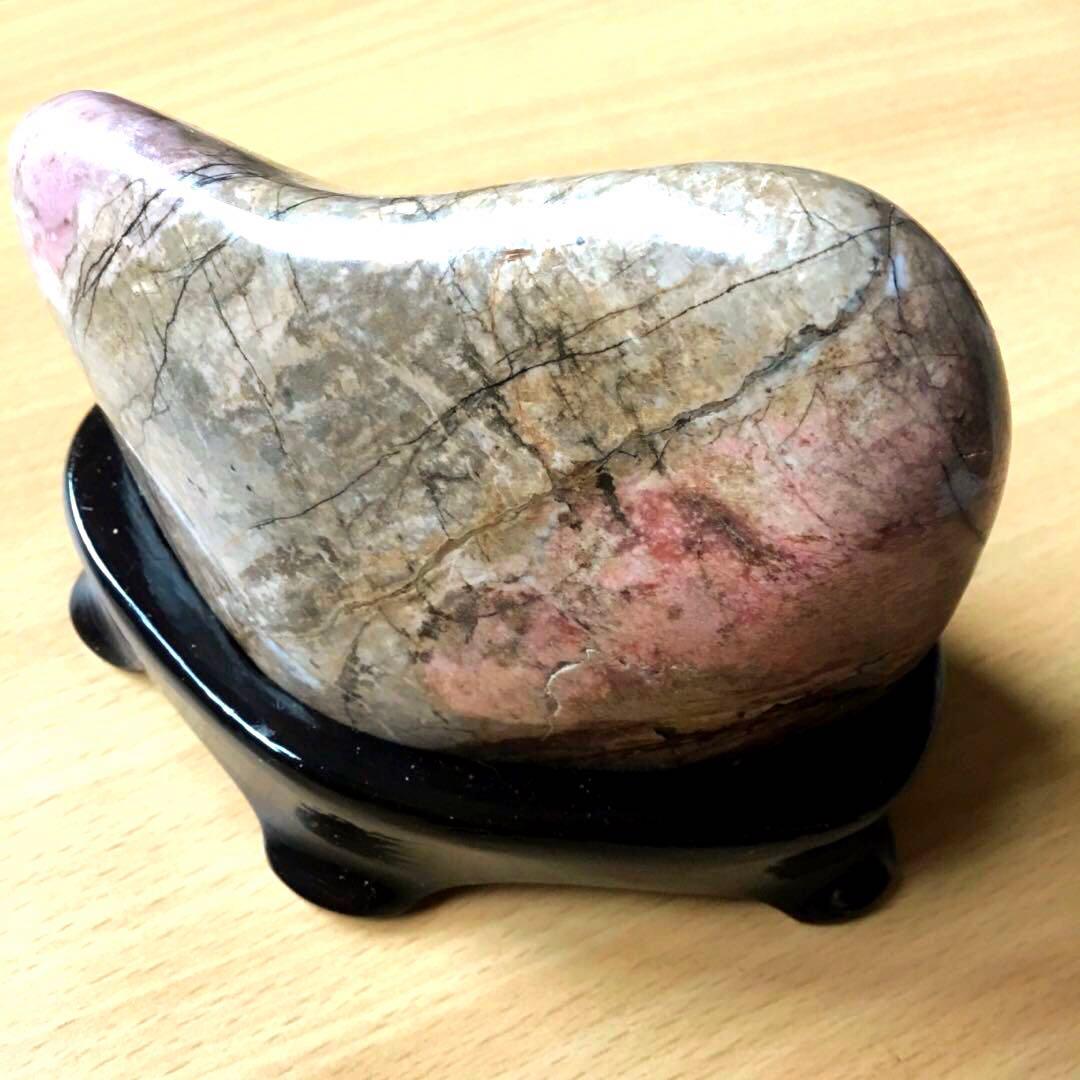 希少ロードナイト磨き原石　(和名:バラ輝石) 美しい天然石　愛をサポート　置物