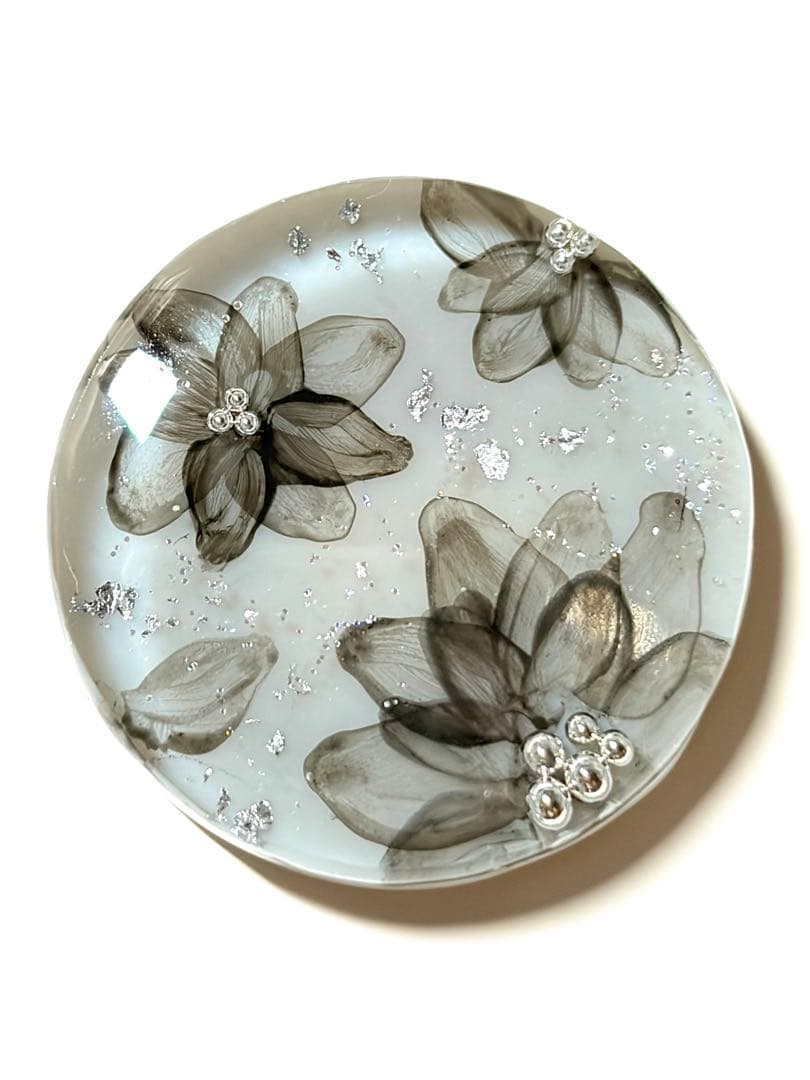 NO.2177静寂な花 手書き レジンヘアゴム ブローチ ポニーフック - メルカリ