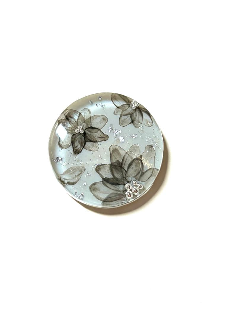 NO.2177静寂な花 手書き レジンヘアゴム ブローチ ポニーフック - メルカリ