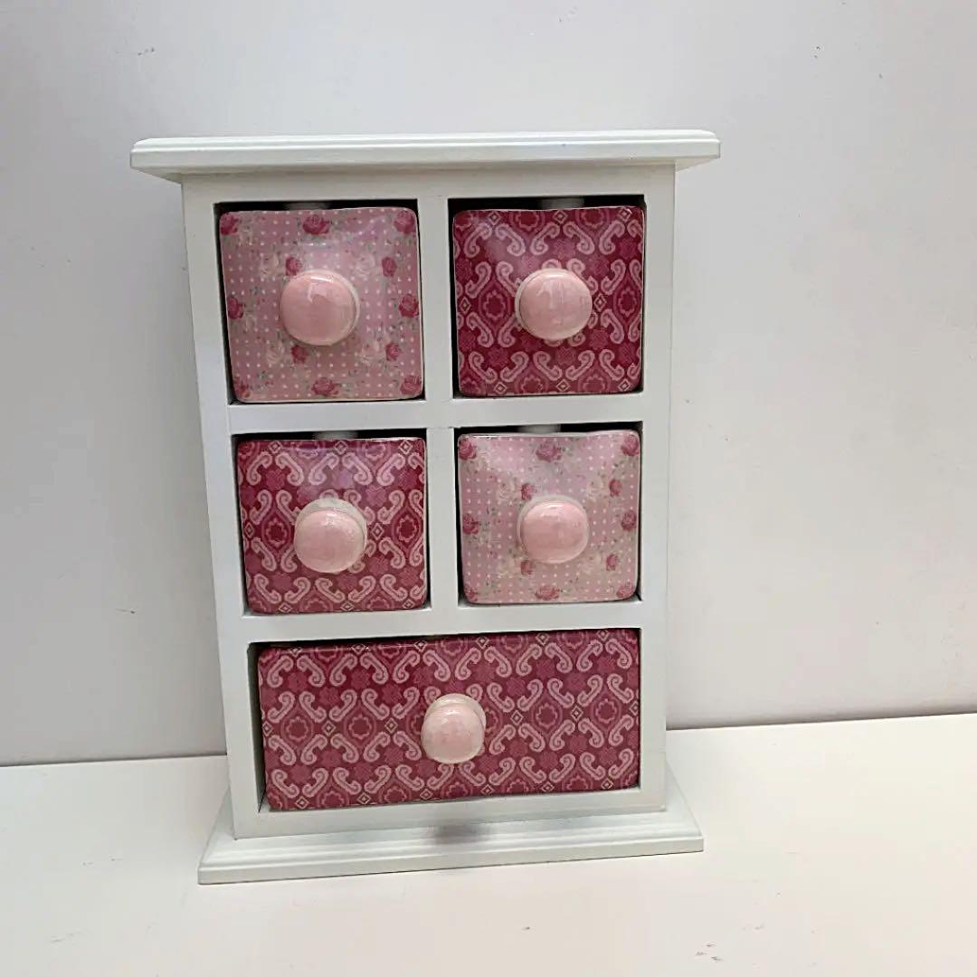 陶器の引き出しがついている木製ミニチェスト