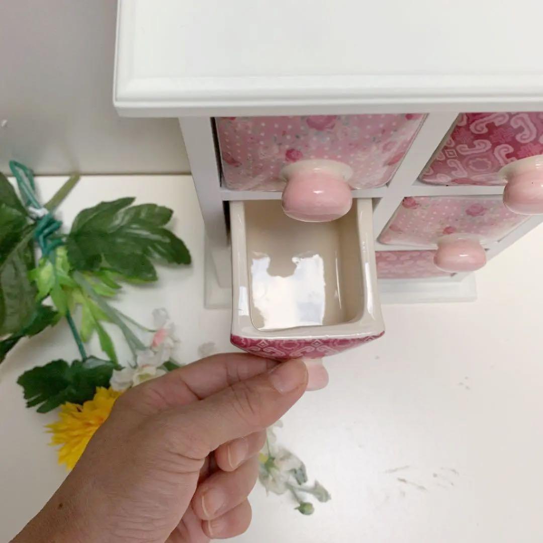 陶器の引き出しがついている木製ミニチェスト