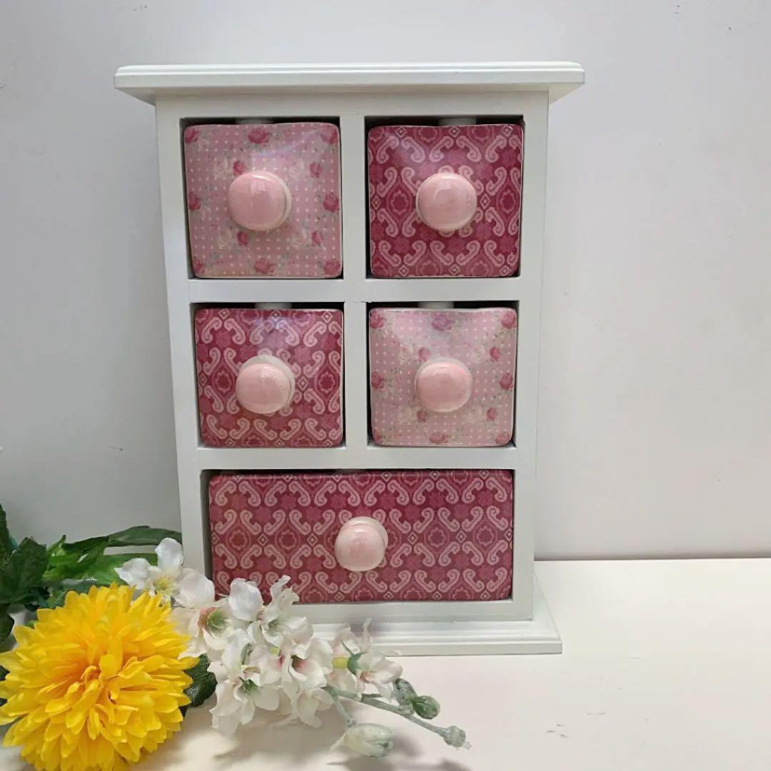 陶器の引き出しがついている木製ミニチェスト