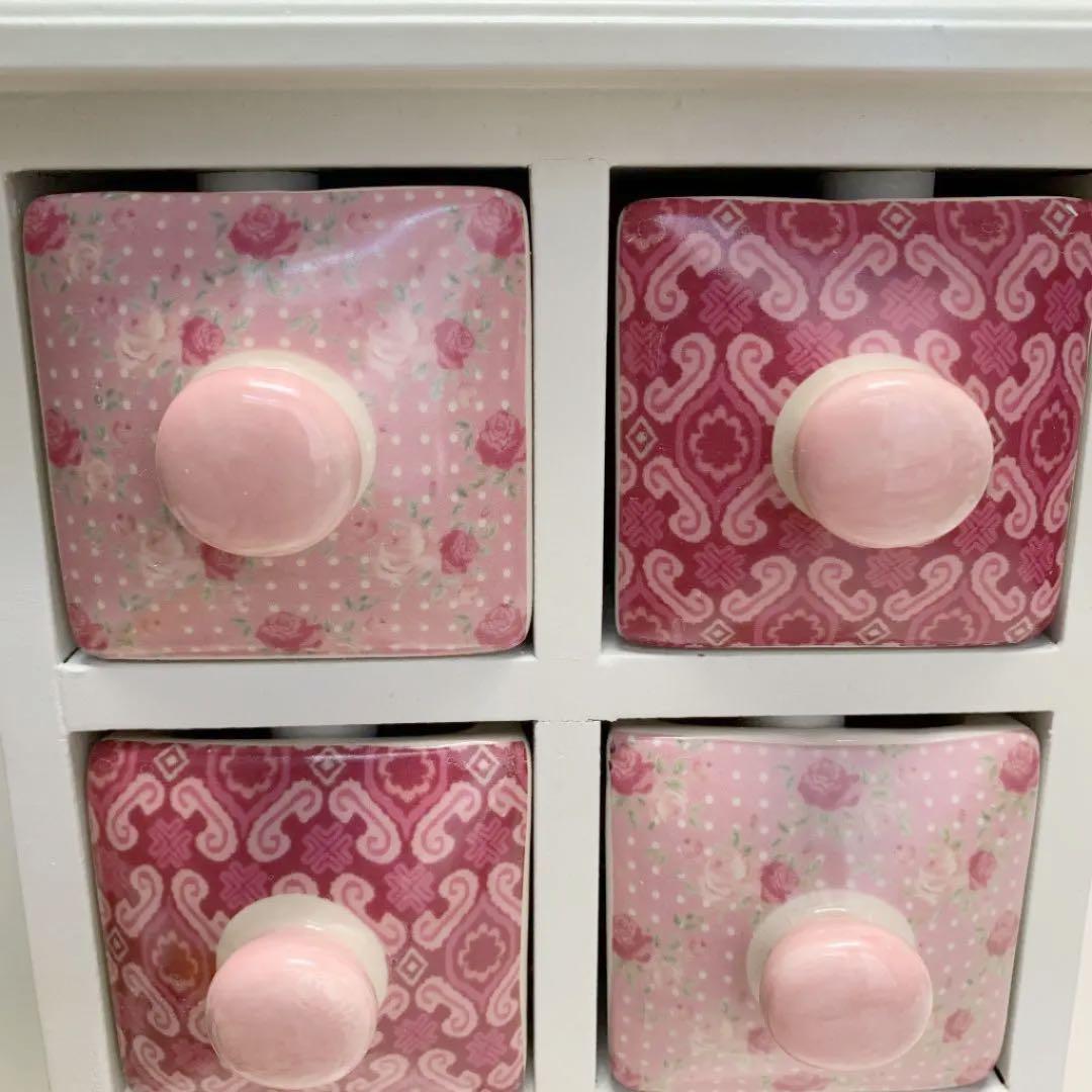 陶器の引き出しがついている木製ミニチェスト