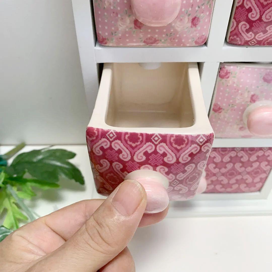 陶器の引き出しがついている木製ミニチェスト