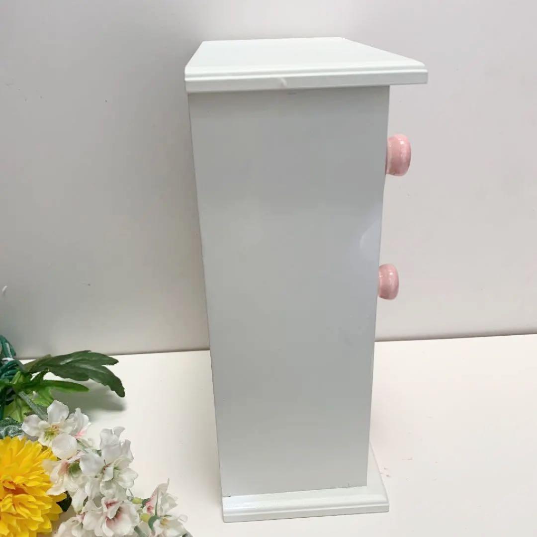 陶器の引き出しがついている木製ミニチェスト