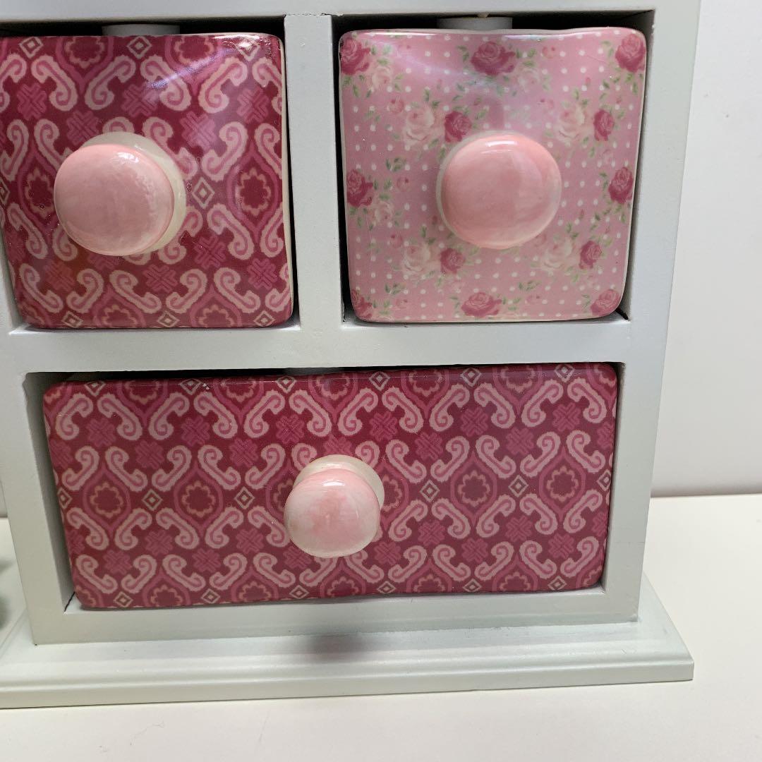 陶器の引き出しがついている木製ミニチェスト